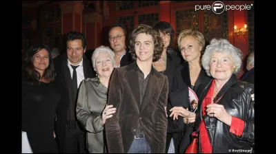 Sur quel vêtement hésite l'humoriste dans un de ses sketchs ?