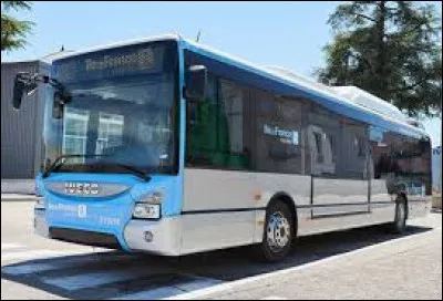 38 élève, 1 professeur et un accompagnant montent dans un bus, combien y a-t-il de personnes dans le bus ?