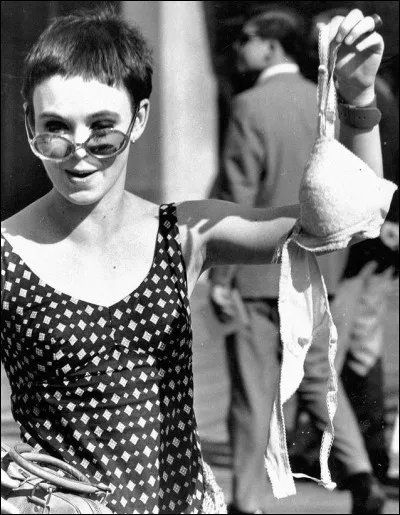 Le 7 (1968) : Des militantes féministes organisent une manifestation, avec notamment une « poubelle de la liberté » où elles jettent "Playboy", maquillage et divers objets représentant la domination masculine. C'était en marge de/d'une ... (Complétez !)