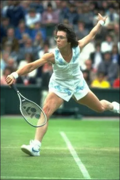 Le 20 > En 1973, la championne de tennis Billie Jean King défie Bobby Riggs - auteur de remarques sexistes sur les sportives - lors dun match surnommé « la bataille des sexes ». Résultat ?