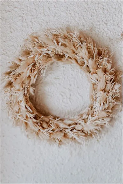 En Angleterre, de quelle couleur une couronne de fleurs funéraire se doit-elle d'être pour une jeune fille décédée vierge ?