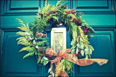 Dans quelle confession du christianisme dépose-t-on traditionnellement une couronne sur la tête des jeunes mariés ?