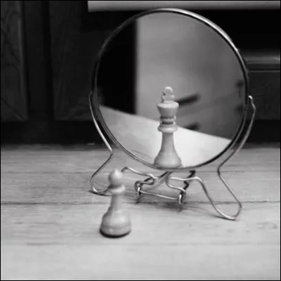 Que trouve-t-on sur la couronne murale ?