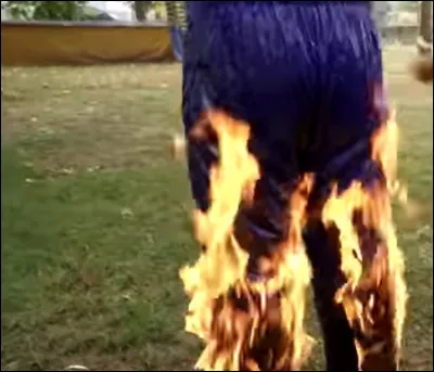 Si mes vêtements prennent feu, je dois :