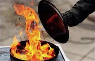 Une casserole d'huile est en feu, quel procédé d'extinction vais-je utiliser ?
