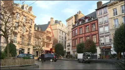 Allons maintenant "place de la Pucelle" : nous sommes à ...