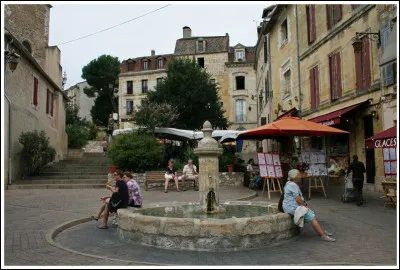 La "place Pelissière" est la plus grande et l'une des plus jolies places du quartier qui surplombe la Dordogne : nous sommes à ...