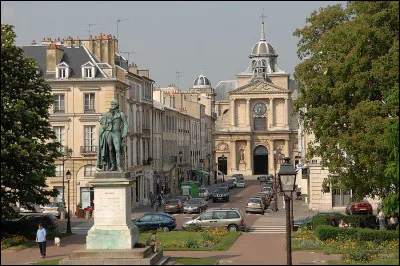 Allons "place Hoche", située au coeur du quartier Notre-Dame de cette ville : nous sommes à ...