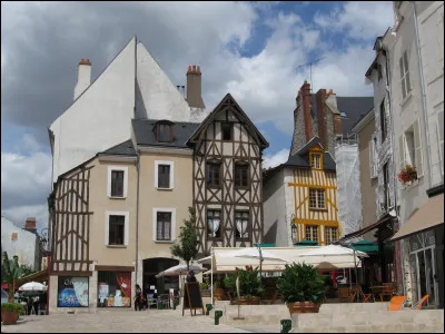 Donnons-nous rendez-vous sur cette "place du Chatelet" à côté du centre commercial qui l'occupe dans sa quasi-totalité : nous sommes à ...