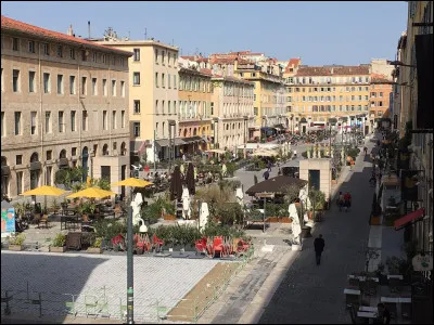Retrouvons-nous "place aux Huiles", tout près des quais du vieux port : nous sommes à ...