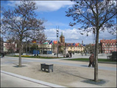 Vous trouverez facilement la "place Rapp", en bordure des rues de la ville ancienne : nous sommes à ...