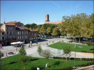 Retrouvons-nous "place Lapérouse", en hommage au célèbre navigateur : nous sommes à ...