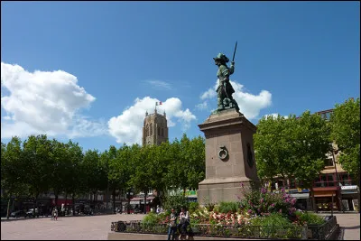 Vous ne pourrez pas manquer la "place Jean Bart", au coeur de cette ville : nous sommes à ...