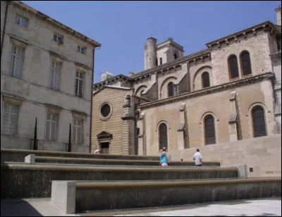 Retrouvons-nous sur la toute petite "place du Chapitre", près de la cathédrale : nous sommes à ...