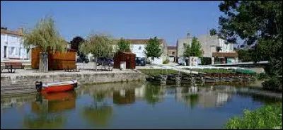 Je vous propose de partir nous reposer au port de Maillé. Commune des Pays-de-la-Loire, traversée par la Sèvre Niortaise, elle se situe dans le département ...