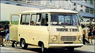Ce minibus est bien pratique pour les sorties scolaires. Quel est le modèle ?