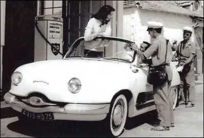 À cette époque, on vous bichonnait l'auto lors de la pause essence. Quel est ce beau cabriolet des années 60 ?