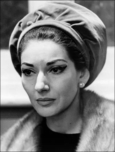 Qui est cette cantatrice grecque surnommée "la Bible de l'opéra" avec un registre vocal exceptionnel et un timbre particulier voix ?