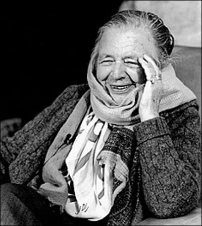 Qui est cette romancière, poétesse, traductrice et critique littéraire française, première femme élue à l'Académie française en 1980 ?