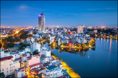 Géographie | Comment se nomme cette capitale d'Asie du Sud-Est, située sur les rives du fleuve Rouge et de son delta mais qui n'est que la deuxième ville de son pays par la population ?