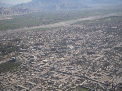 Cette ville de 350 000 habitants, située entre Kaboul et la frontière pakistanaise, ne se trouve qu'à une centaine de km de Peshawar :