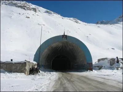 Le tunnel de Salang est ...