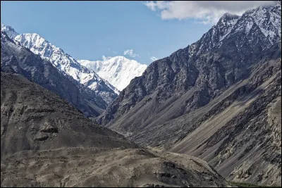 Quel est le nom de cette grande chaîne montagneuse qui occupe tout le centre du pays, séparant, voire isolant les régions du nord de celles du sud ?