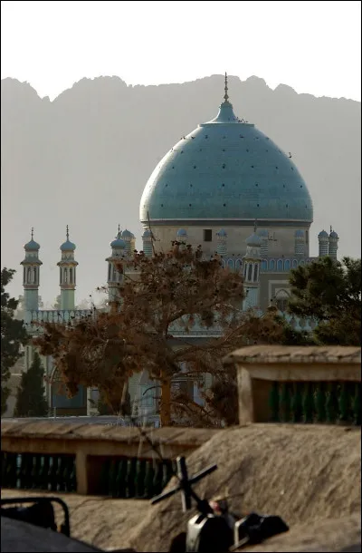 C'est la deuxième ville du pays, la grande ville du sud, principale ville des pachtounes ; c'est une ville conservatrice, capitale spirituelle des Talibans dans leur première conquête du pays :