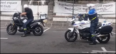 Maintenant passons aux d&eacute;monstrations ! Ici, la police ouvre le bal avec une interpellation sur d'un conducteur de deux roues possiblement arm&eacute;. De quelle police s'agit-il ?