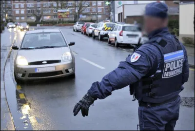 La police municipale encha&icirc;ne avec une d&eacute;monstration...