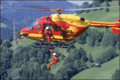 La s&eacute;curit&eacute; civile prend le relais avec un h&eacute;licopt&egrave;re. L'exercice consiste &agrave; secourir une personne dans un ravin, en d&eacute;posant un secouriste &agrave; son chevet &agrave; l'aide d'un treuil et en les &eacute;vacuant par le m&ecirc;me proc&eacute;d&eacute;. Comment appelle-t-on cela ?