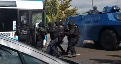 La Gendarmerie et la Police nationale ferment la marche avec une derni&egrave;re d&eacute;monstration. Le sc&eacute;nario : un homme fait irruption dans un bus, prend les passagers et le conducteur en otage. L'intervention des unit&eacute;s d'&eacute;lite est requise. Quels sont les groupes d'intervention pr&eacute;sents ici ?