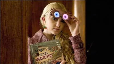 Comment Luna Lovegood s'adresse-t-elle à Dobby, ce qui fait que ce dernier l'apprécie ?