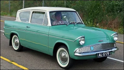 C'est une Ford Anglia.