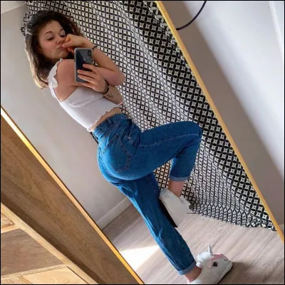 Juju Fitcats a une tache de naissance, mais où ?