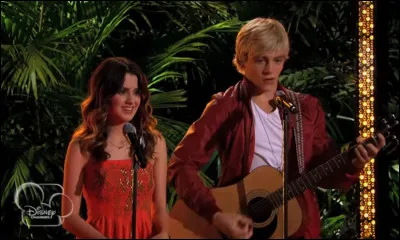 Ces deux personnes se sont rencontrées dans un magasin avec un bar et ont formé un duo.