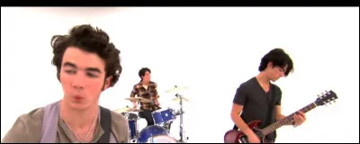 Comment s'appelle ce groupe de garçons qui sont aussi frères ?