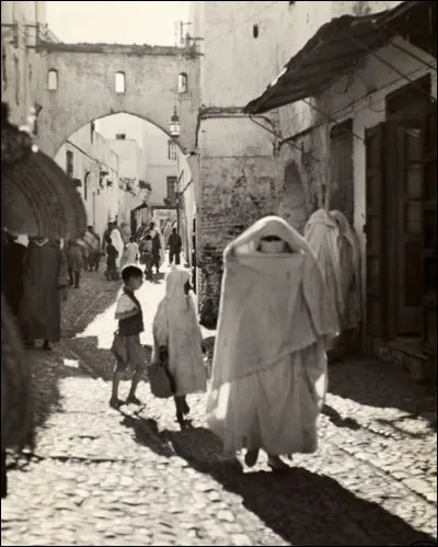 Un islam très rigoriste est appliqué sur l'ensemble du pays, évinçant les femmes de la vie publique, fermant aussi les écoles de filles, et les talibans ont entre autres détruit un héritage pré-islamique incroyable, des Bouddhas situés dans la capitale traditionnelle du Hazaradjat :