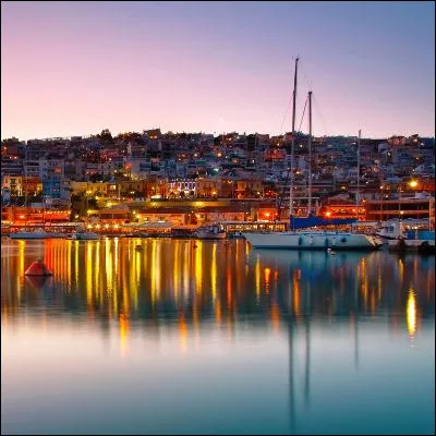 Comment sappelle le port principal dAthènes, qui existe depuis lAntiquité ?