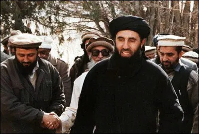Cet homme, chef du parti islamiste (Hezb-i-islami), a combattu les soviétiques puis s'est opposé à Massoud après la prise de Kaboul en bombardant la ville ; il a ensuite soutenu les talibans et appelé appelle au djihad contre les États-Unis en 2004. De qui s'agit-il ?
