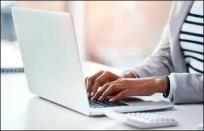 Comment se nomme la technique qui permet de saisir rapidement un texte au clavier ?