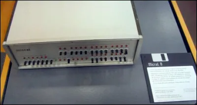 Le Micral est un des premiers ordinateurs. Comment étaient données les consignes à l'unité de calcul ?