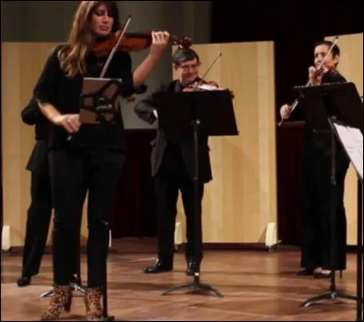 Dans quel orchestre devient-elle le deuxième violon solo, en 2002 ?