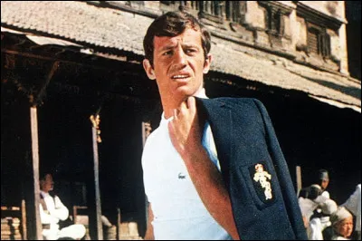 Il est Arthur Lempereur, milliardaire désoeuvré qui décide de partir sur son yacht avec sa fiancée Alice, son valet Léon, sa future belle-mère Suzy et Cornelius, le compagnon de celle-ci. Ils doivent faire le tour du monde. Quel est ce film sorti en 1965 ?