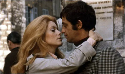 Il est Louis Mahé, un riche industriel de la Réunion, qui entre, à la suite d'une petite annonce, en contact épistolaire avec une certaine Julie Roussel : quel est ce film ?