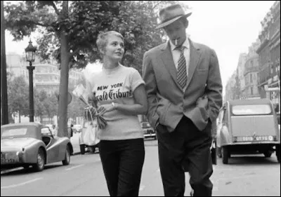 Dans son premier film avec Godard, il est Michel Poiccard, jeune voyou insolent, qui vole une voiture à Marseille et tue un gendarme. Arrivé à Paris, il retrouve Patricia, une étudiante américaine (Jean Seberg). C'est ...