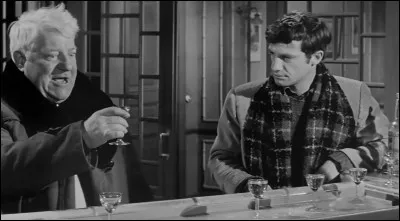Il est Gabriel Fouquet dans ce film de Verneuil qui se déroule sur la côte normande : c'est le seul film où il joue aux côtés de Jean Gabin :