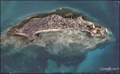 De quel pays fait partie l'île de Mozambique, située dans l'océan Indien ?