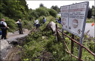 Quel acteur accompagne Jean-Paul Belmondo dans le film "Itinéraire d'un enfant gâté" ?