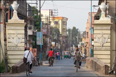 Quelle est cette ville indienne du Bengale, ancien comptoir français de L'Inde jusqu'en 1949 ?